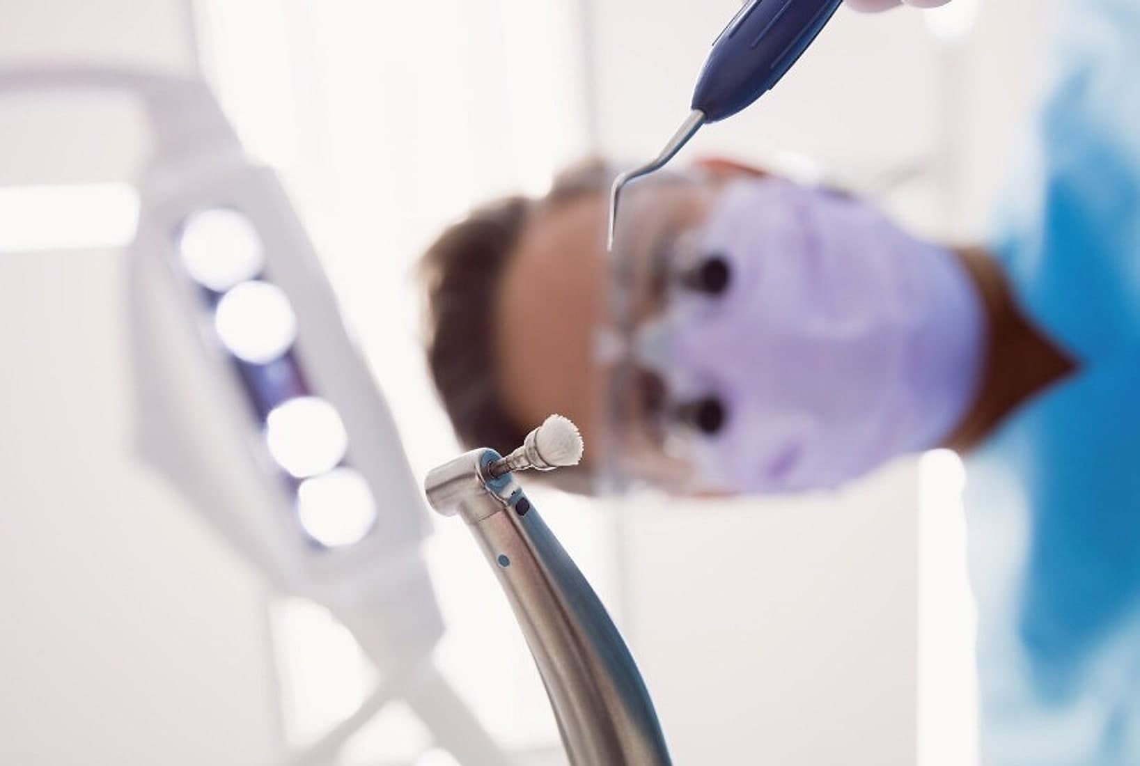 Pieza dental rotatoria sobre paciente en cuidado preventivo general