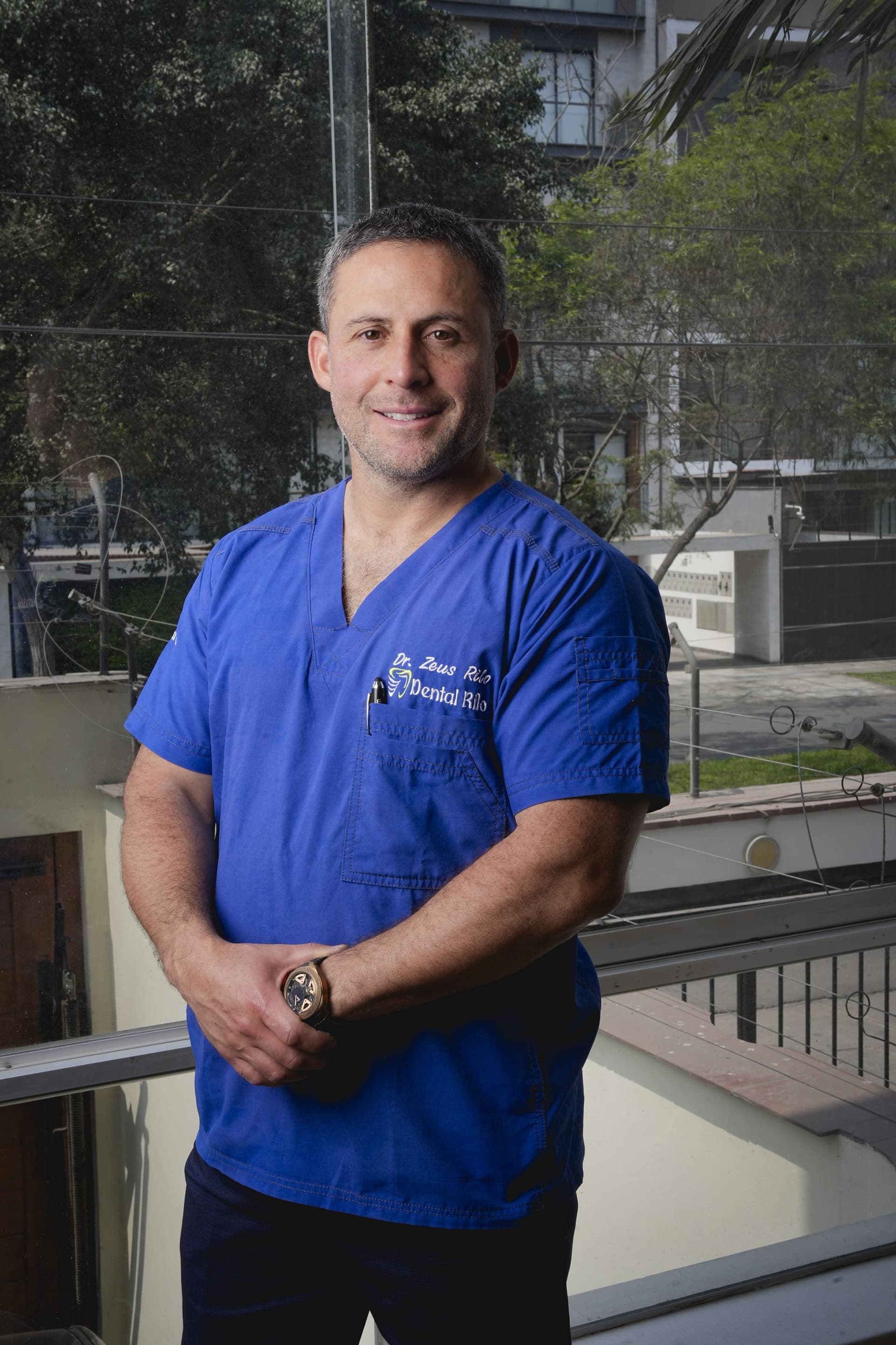 Dr. Zeus Rilo en uniforme clínico, especialista en endodoncia en Lima